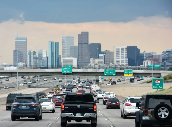 I-25 'ten Denver şehir merkezine doğru gidiyoruz.. 