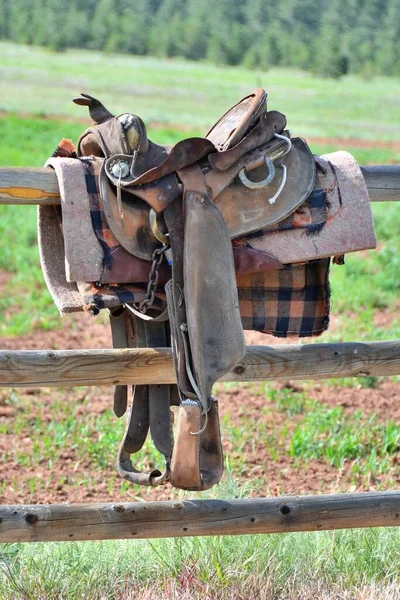 科罗拉多州的一座篱笆上坐着老西部马的鞍座 — 图库照片