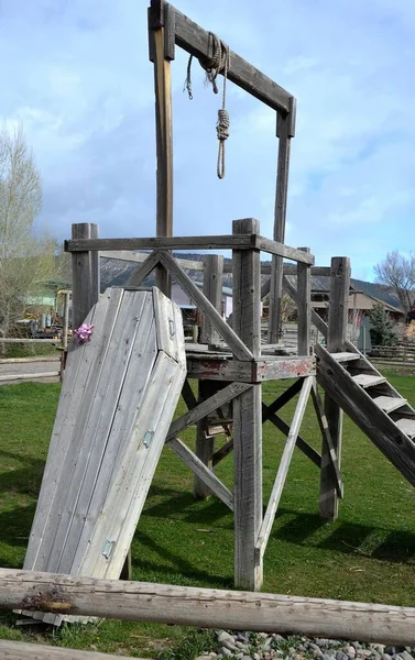 在西部荒无人烟的地方 用来绞死罪犯的旧木架 — 图库照片