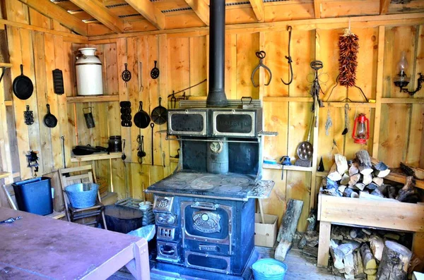 用木炉加热过的旧小木屋 它还被用来做饭和保暖 — 图库照片