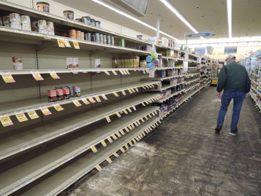 Marketlerdeki boş raflar çok yaygındı. İnsanlar paniğe kapılıp bulabildikleri her şeyi almaya başladıklarında.. 