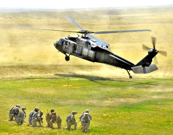 Askeri Karaşahin Helikopteri bir savaş tatbikatı sırasında bir manga askeri almak için iniyor.. 
