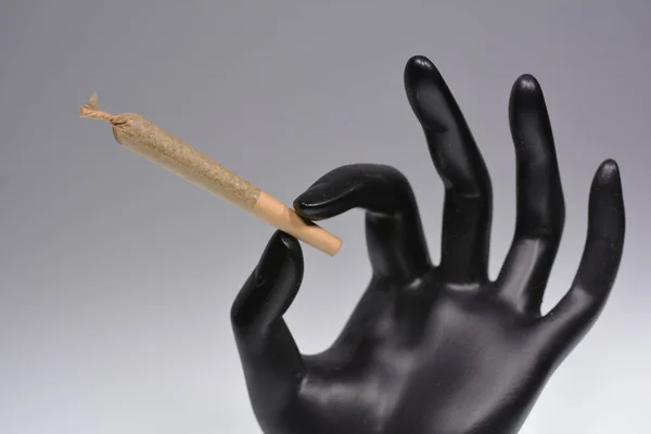 手握大麻关节 — 图库照片