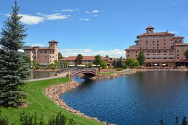 Broadmoor Hotel ve Lüks tatil beldesi Colorado Springs 'de yer almaktadır.. 