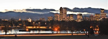 Denver Şehir Parkı ve Göl Evi 'nin akşam manzarası şehir merkezine ve Rocky Dağları' na bakıyor..