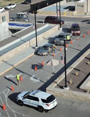 Aurora, Colorado 'daki bir gazi hastanesinde kimliği belirsiz sağlık çalışanları koronavirüs için hastaları tarıyor ve test ediyor. İkisi de cesur ve kendilerini gazilere hizmet etmeye ve yardım etmeye adamışlar.. 