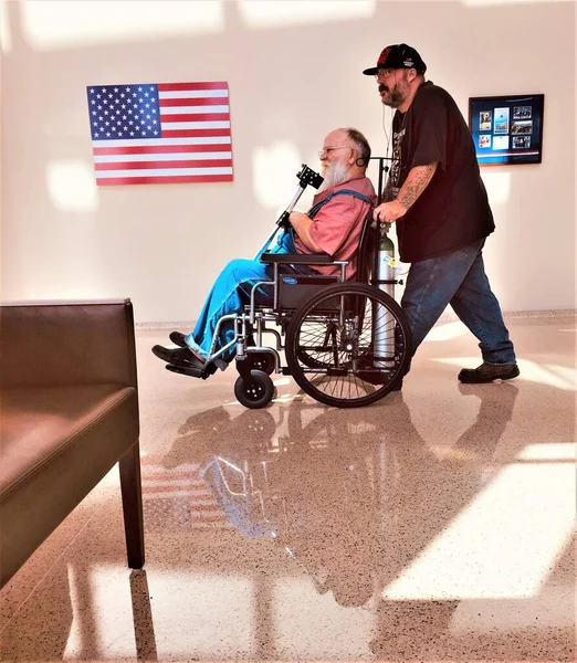 Unidentified Young Man Taking His Disabled Veteran Father His Next — Stock Photo, Image