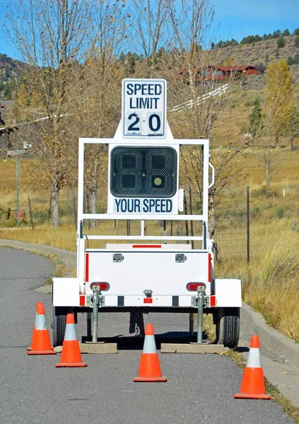 Radar Hız Limiti Işaretleri Polis Tarafından Sürücülere Hızlarını Bildirmek Kameralarla — Stok fotoğraf