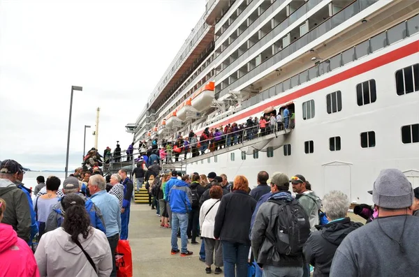 クルーズ船に乗るのを待っている間に並んで立っている旅行者 — ストック写真
