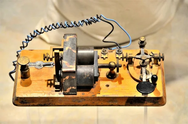 由Samuel Morse 1791 1872 和其他发明家在1830年代和1840年代开发的电报使长途通信发生了革命性的变化 它的工作原理是通过安放在车站之间的电线上传送电信号 — 图库照片