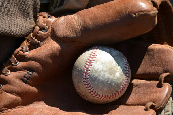 Old Ball Glove Baseball — Stock Photo, Image