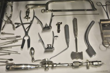 Savaşta kullanılan eski askeri cerrahi aletler.. 