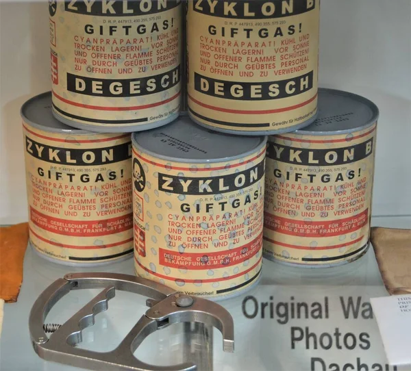 Zyklon B是1920年代初在德国发明的一种以氰化物为基础的杀虫剂的商品名称 这种产品因纳粹德国在大屠杀期间在毒气室里杀害了大约110万人而声名狼藉 — 图库照片