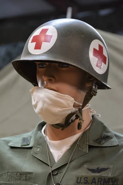 Army Medic Skyltdocka Bär Mask För Träning — Stockfoto