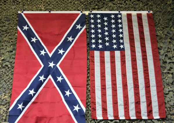 Amerikaanse Vlag Confederate Flag Worden Beide Als Racistisch Beschouwd Volgens — Stockfoto