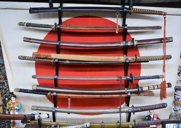 Japon bayrağı önünde samuray kılıçları. 