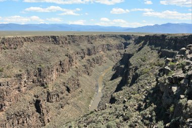 Rio Grande Gorge Köprüsü, Amerika Birleşik Devletleri 'nin New Mexico eyaletinin Taos şehrinin 15 km kuzeybatısında yer alan Rio Grande Boğazı boyunca uzanan çelik bir köprü. Rio Grande 'nin yaklaşık 600 feet yukarısında, Amerika Birleşik Devletleri' ndeki en yüksek onuncu köprüdür..