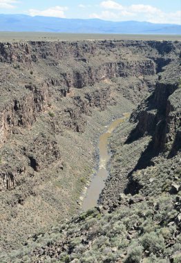Rio Grande Gorge Köprüsü, Amerika Birleşik Devletleri 'nin New Mexico eyaletinin Taos şehrinin 15 km kuzeybatısında yer alan Rio Grande Boğazı boyunca uzanan çelik bir köprü. Rio Grande 'nin yaklaşık 600 feet yukarısında, Amerika Birleşik Devletleri' ndeki en yüksek onuncu köprüdür..
