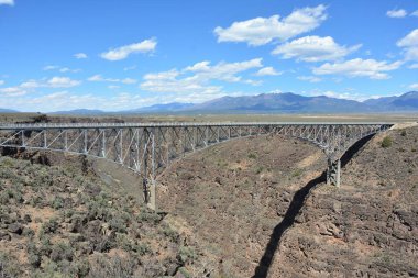 Rio Grande Gorge Köprüsü, Amerika Birleşik Devletleri 'nin New Mexico eyaletinin Taos şehrinin 15 km kuzeybatısında yer alan Rio Grande Boğazı boyunca uzanan çelik bir köprü. Rio Grande 'nin yaklaşık 600 feet yukarısında, Amerika Birleşik Devletleri' ndeki en yüksek onuncu köprüdür..