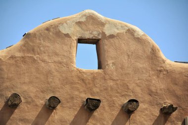 Adobe stili, New Mexico 'daki Pueblo ve İspanyol Misyonlarından ilham alan Güneybatı' nın bölgesel mimari tarzıdır.. 