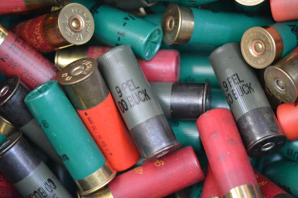 由于弹药短缺和成本上升 现在很难在美国各地的商店里找到霰弹筒 — 图库照片