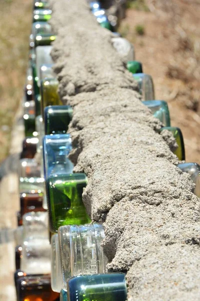 Raccolta Bottiglie Fare Riempimento Muro Aiuterà Migliorare Ambiente Circostante Che — Foto Stock