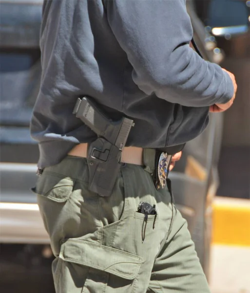 Undercover Politiebureau Met Zijn Badge Pistool — Stockfoto