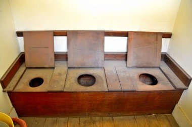 İçeride su tesisatı bulunmadan önce üç kişi tuvaleti kullanıyordu.. 