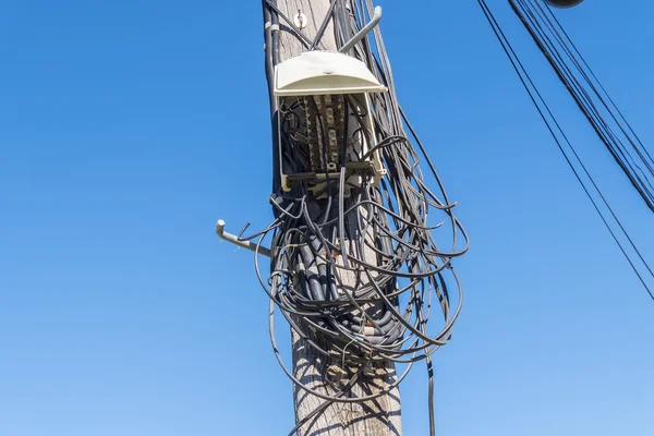 Câblage de télécommunications en mauvais état — Photo