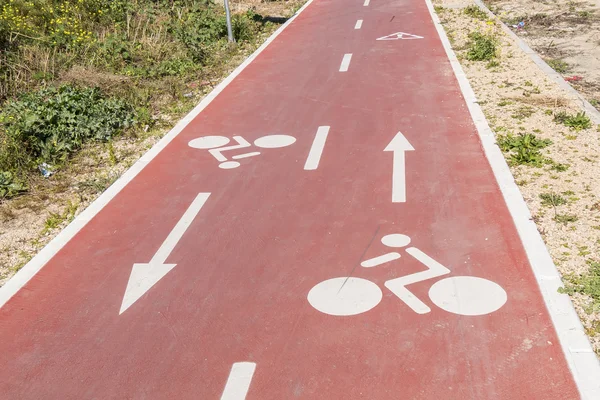 Señales de tráfico dibujadas en el carril bici — Foto de Stock