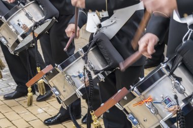 Bir müzik grubunda davul çalmaya müzisyenler