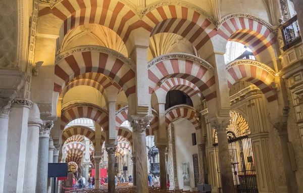 Dentro de la Mezquita Catedral de Córdoba, España — Foto de Stock