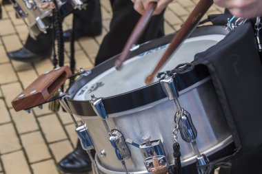 Bir müzik grubunda davul çalmaya müzisyenler