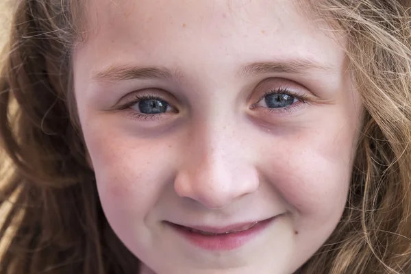 Cara hermosa chica sonriendo en primer plano —  Fotos de Stock