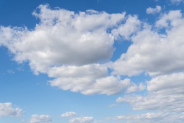 Mavi gökyüzünde beyaz bulutlar