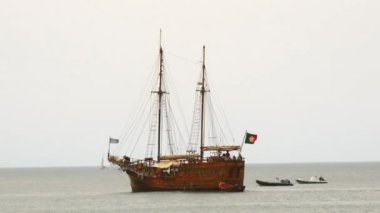 Eski caravel deniz kenarında, Portekiz (4 k yelken)