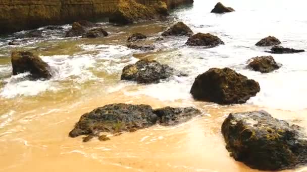 Lagoa mağaralar ve sahilleri ve plajları sayısı, Algarve, Portekiz (4k) — Stok video