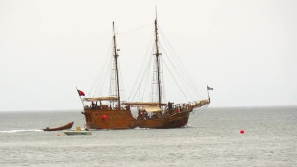 Gamla caravel segling vid havet, Portugal (4k) — Stockvideo