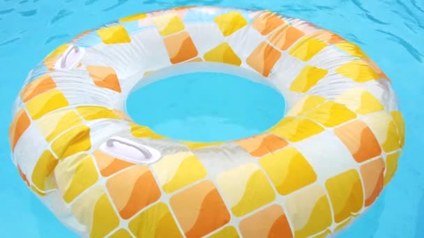 Flyta i poolen på sommaren (4k) — Stockvideo