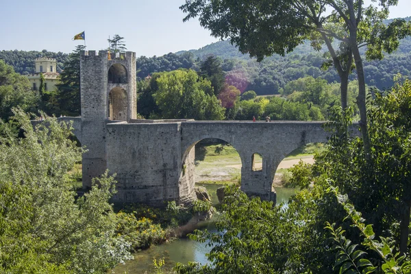 Puente de piedra medieval, Besalu, Girona / Gerona, España — Foto de Stock
