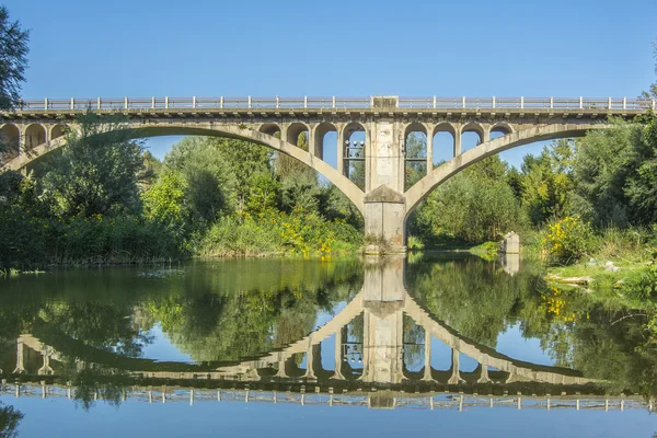 Réflexion du pont sur la rivière — Photo