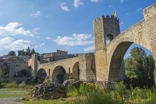 Besalu girişine müstahkem taş köprü