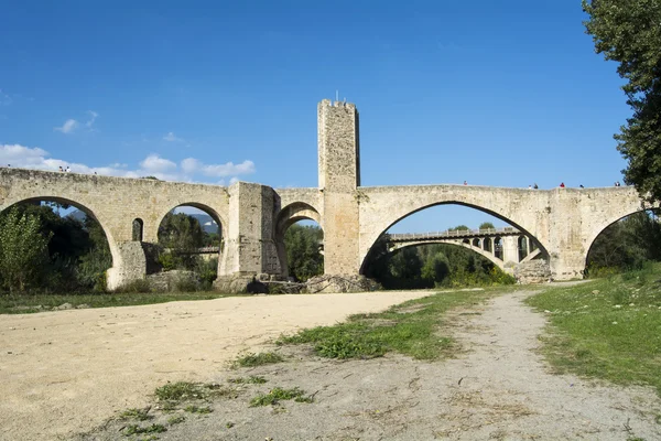 Entrada de puente de piedra fortificado a Besalu — Foto de Stock