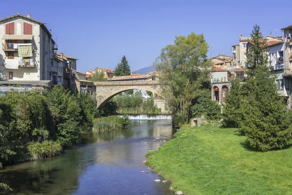 Puente fluvial paisajístico en el pueblo de Ripoll — Foto de Stock