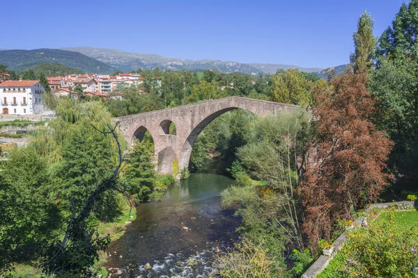 Puente de piedra medieval, Sant Joan de les Abadesses — Foto de Stock