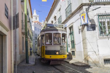 Lizbon sokaklarında tramvay