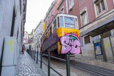 Lizbon dik sokakları tramvay