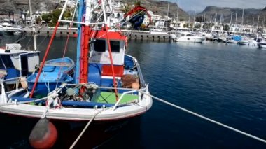 Balıkçı teknesi limanda palamarla