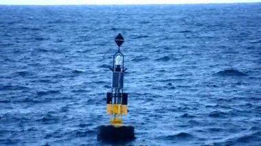 Denizin ortasında bir şamandıra