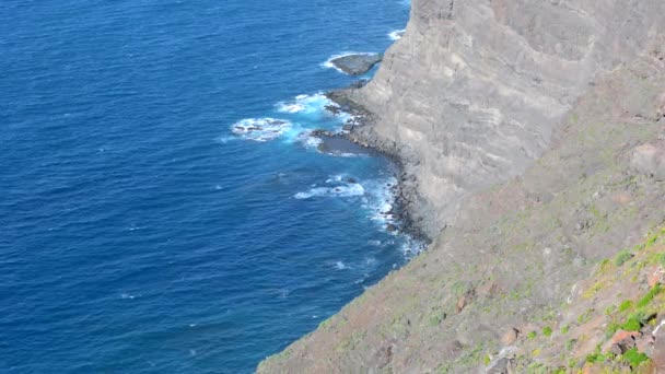Cliff üzerinde aşağı katlama dalgalar — Stok video